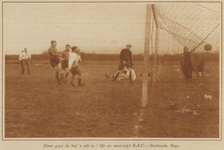 873486 Afbeelding van een spelmoment uit de voetbalwedstrijd tussen de Utrechtse clubs E.A.C. en Stichtsche Boys in de ...